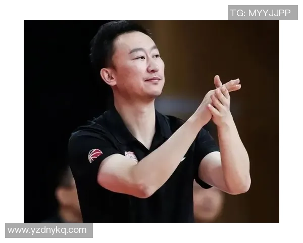 刘维伟为杨瀚森送上手写笔记本寓意深远体现俱乐部领导重托与期望